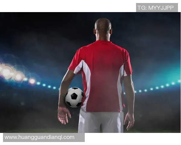 足球巨星背影艺术挂画展现运动魅力与力量之美